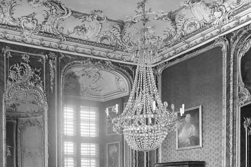 Nordwestecke des Roten Zimmers in Schloss Bruchsal, historische Fotografie vor der Zerstörung