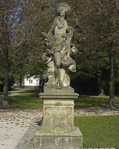 Kopie der Sandsteinfigur des „Sommers“, Original um 1750/70, im Garten von Schloss Bruchsal