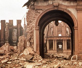 Ruine der Torwache von Schloss Bruchsal nach deren Zerstörung durch einen Luftangriff 1945