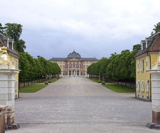 Blick von Nordwesten in den Garten, im Hintergrund Schloss Bruchsal
