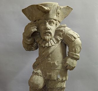 Skulptur eines Zwerges als Teil der Ausstellung im Lapidarium von Schloss Bruchsal