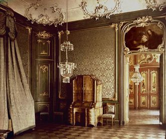 Blick durch die Tür des Schlafzimmers ins Watteau-Kabinett in Schloss Bruchsal