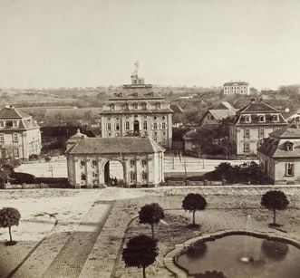 Blick auf den Hof von Schloss Bruchsal mit Torwachtgebäude und Kanzleibau, um 1870