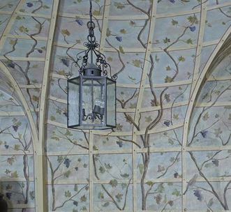 Gemalter Vogel an der Wand und Lampe im Vordergrund, Detailbild vom Laubenzimmer in Schloss Bruchsal