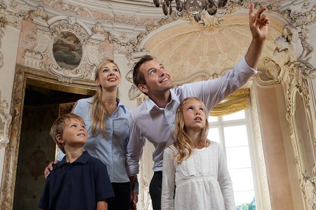 Familie beim Schlossbesuch