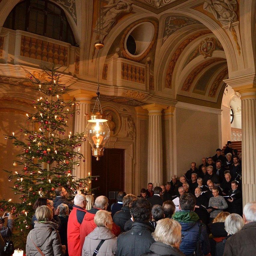 Schloss Bruchsal, Chorgesang im Eingangsbereich