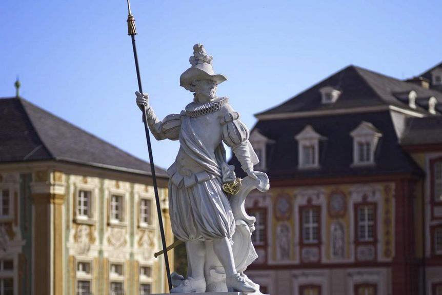 Hellebardier, Skulptur vor Fassade am Schloss Bruchsal, Joachim Günther zugeschrieben, um 1758