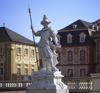 Hellebardier, Skulptur vor Fassade am Schloss Bruchsal, Joachim Günther zugeschrieben, um 1758