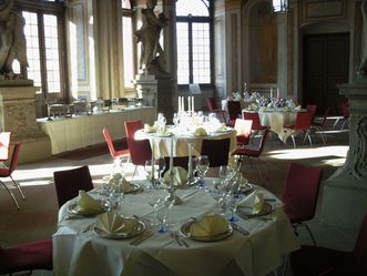 Schloss Bruchsal, festlich eingedeckter Gartensaal