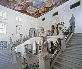 Blick in das Treppenhaus im Neuen Schloss Meersburg mit Statuen von Johann Ferdinand Schratt (1764) und Teil des Deckenfreskos von Joseph Ignaz Appiani (1761)