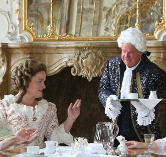 Nachgestellte Szene einer Kaffeegesellschaft im Fürstensaal, Schloss Bruchsal