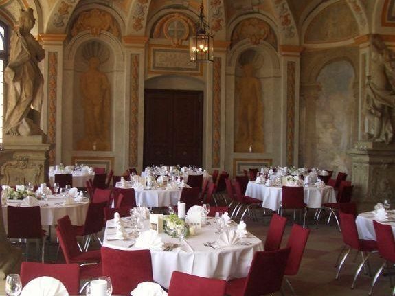 Schloss Bruchsal, festlich eingedeckter Gartensaal