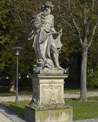 Kopie der Sandsteinfigur des Elements „Wasser“, Original um 1750/70, im Garten von Schloss Bruchsal