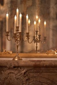 Prunkvoller Kerzenleuchter vor einem Spiegel