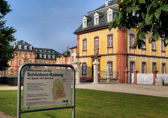 Schloss Bruchsal, Beschilderung der Schönbornroute vor dem Schloss