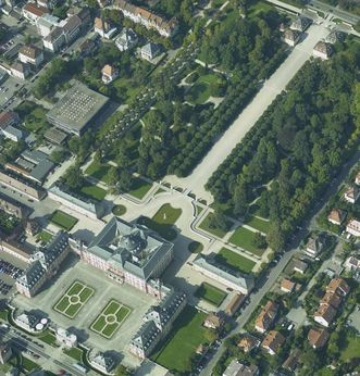 Luftansicht von Schloss und Garten von Osten