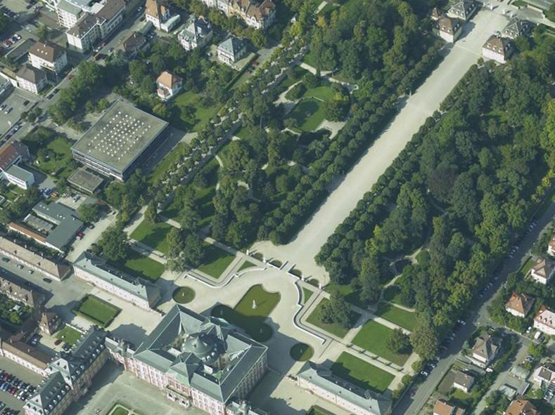 Luftansicht von Schloss und Garten von Osten