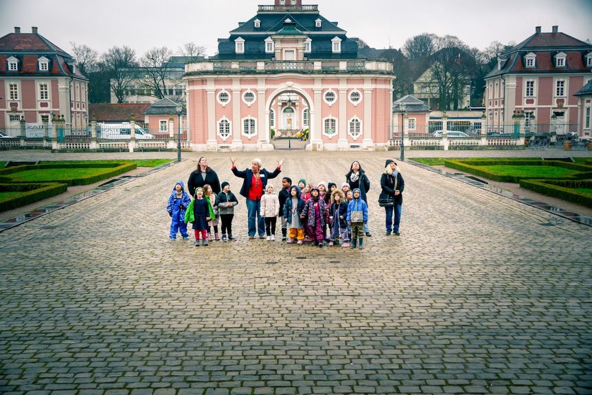 Schloss Bruchsal, außen, Kindergartengruppe im Schlosshof