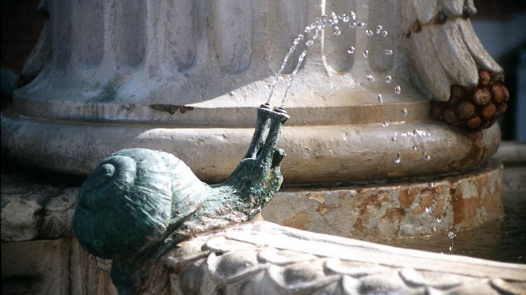 Schnecke am Amalienbrunnen vor dem Kanzleibau von Schloss Bruchsal