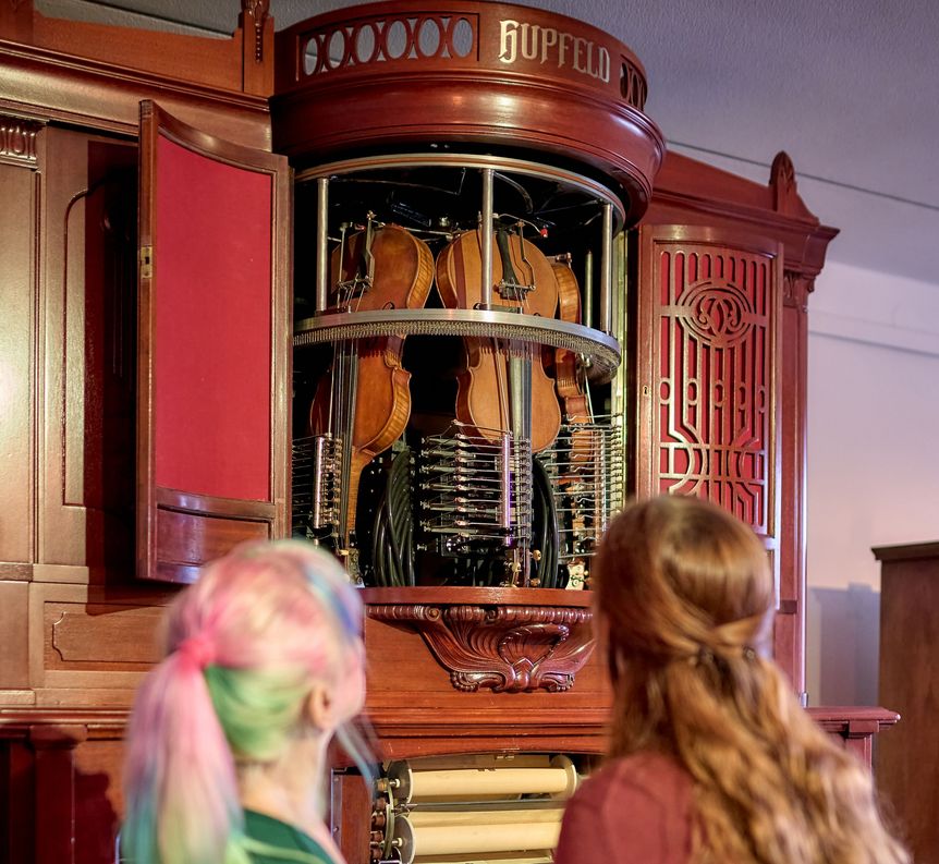 Schloss Bruchsal, Deutsches Musikautomatenmuseum, zwei Besucherinnen vor dem Orchestrion.