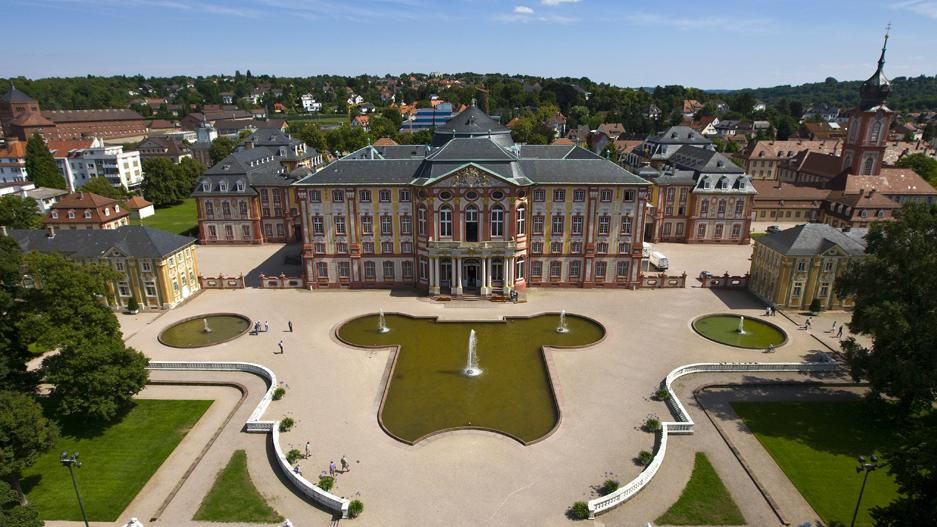 Luftansicht von Schloss Bruchsal mit Teil des Gartens