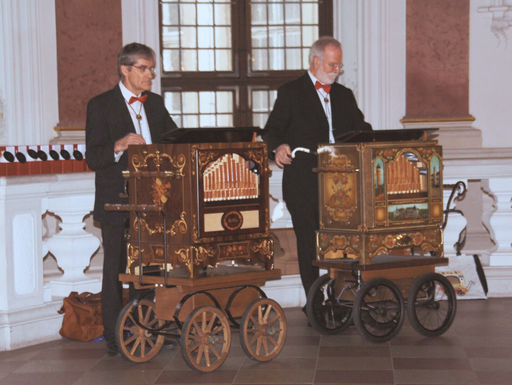 Schloss Bruchsal, zwei Männer an Drehorgeln