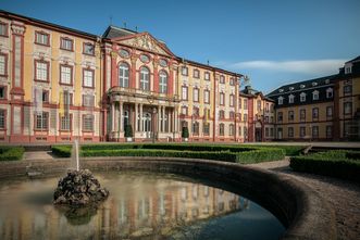 Schloss Bruchsal, Außenaufnahme mit Brunnen