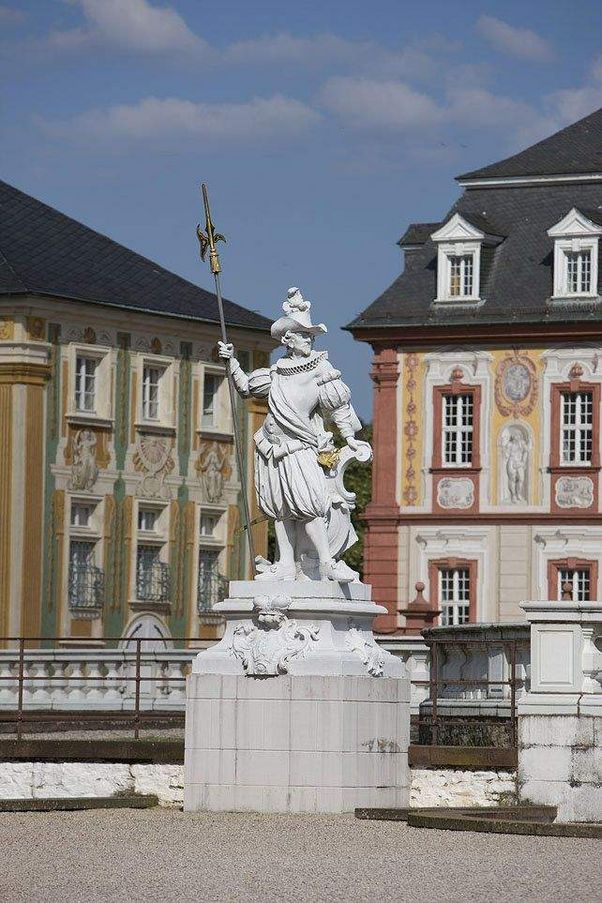 Château de Bruchsal, Statue à l'avant du château