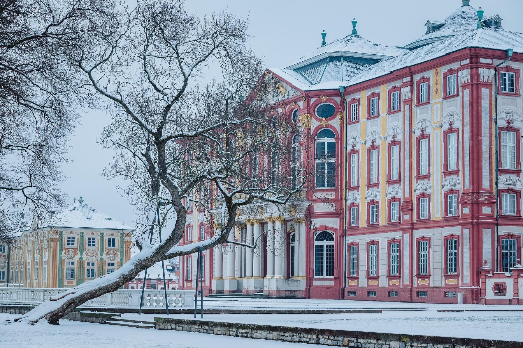 Schloss Bruchsal mit Schnee bedeckt. 