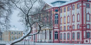 Schloss Bruchsal mit Schnee bedeckt. 