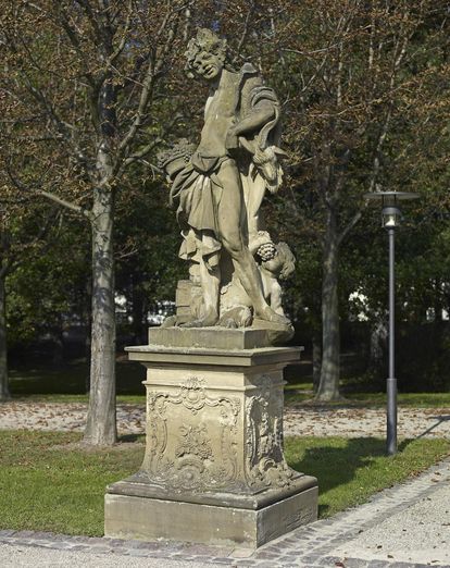 Kopie der Sandsteinfigur des „Herbstes“, Original um 1750/70, im Garten von Schloss Bruchsal