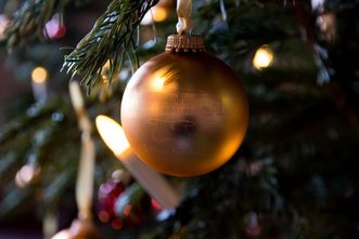 Goldene Weihnachtskugel im Tannenbaum. 