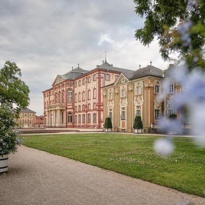Schloss Bruchsal, außen, Frühling