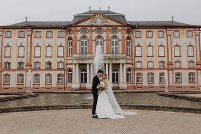 Schloss Bruchsal, Außen, Ehepaar im Schlossgarten