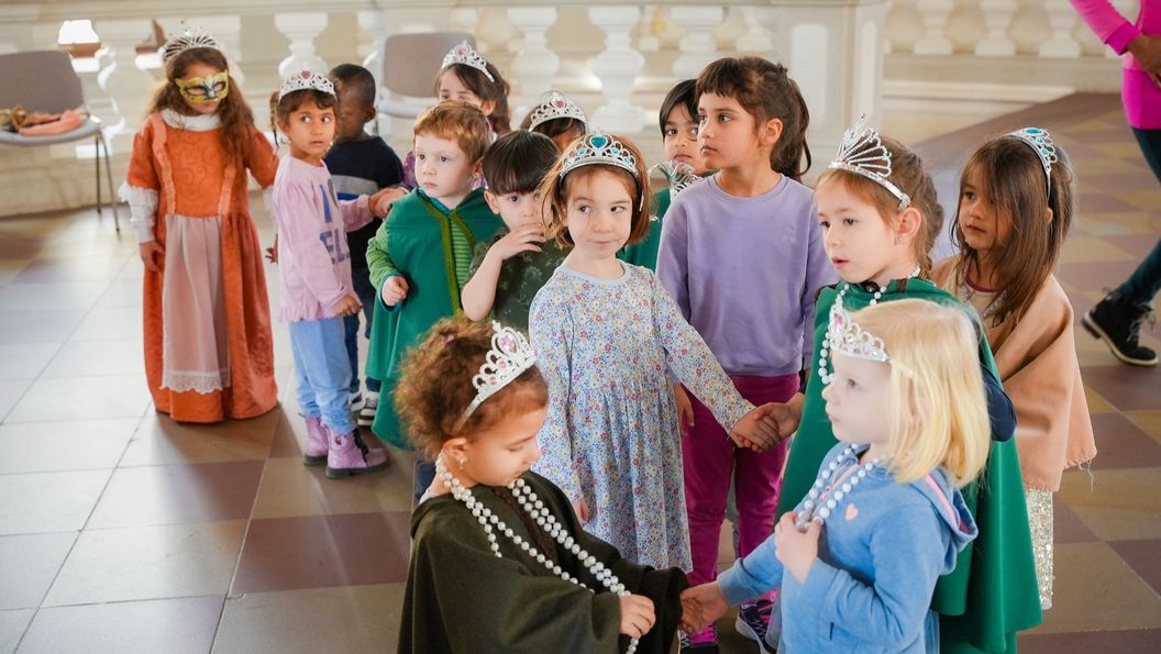 Schloss Bruchsal, innen, junge Besucherinnen als Prinzessinnen verkleidet