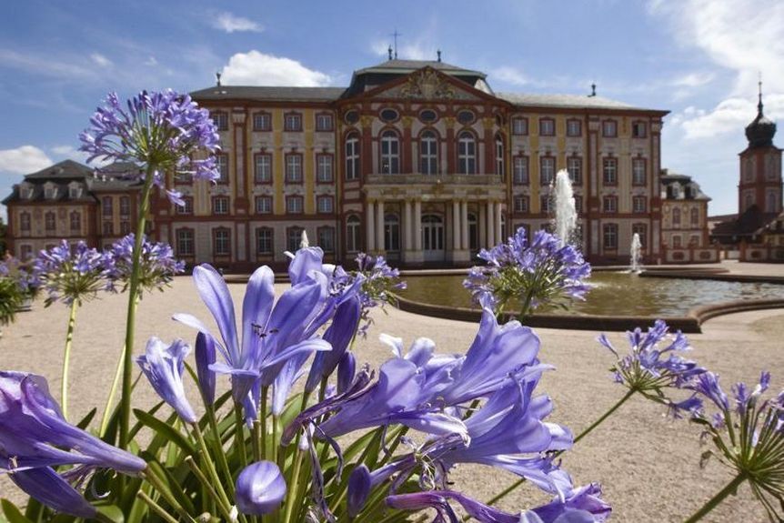 Gartenfront von Schloss Bruchsal mit blühender Pflanze