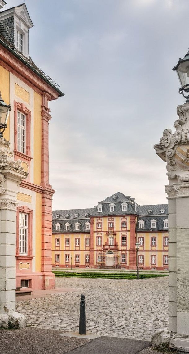 Bruchsal Palace, Entrance to the cour d'honneur