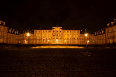 Blick auf das beleuchtete Schloss Bruchsal bei Nacht