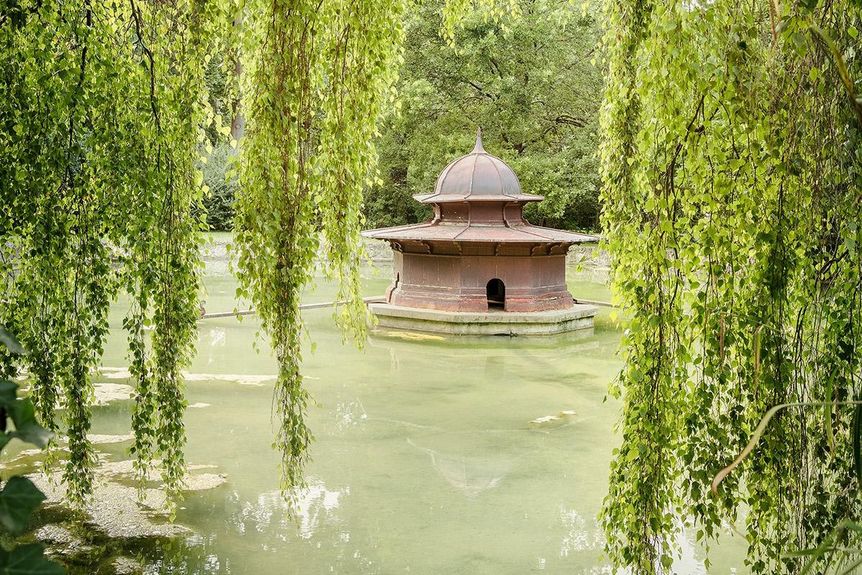 Schloss Bruchsal, Außenaufnahme, Garten mit Schwanenteich