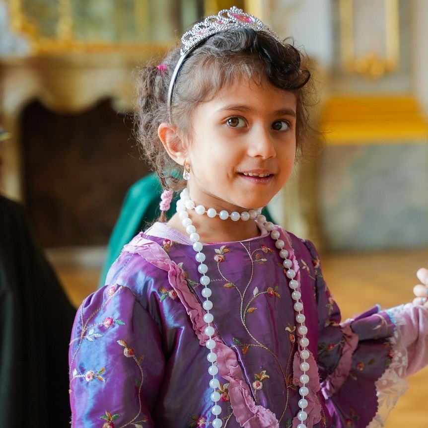 Schloss Bruchsal, innen, junge Besucherinnen als Prinzessinnen verkleidet