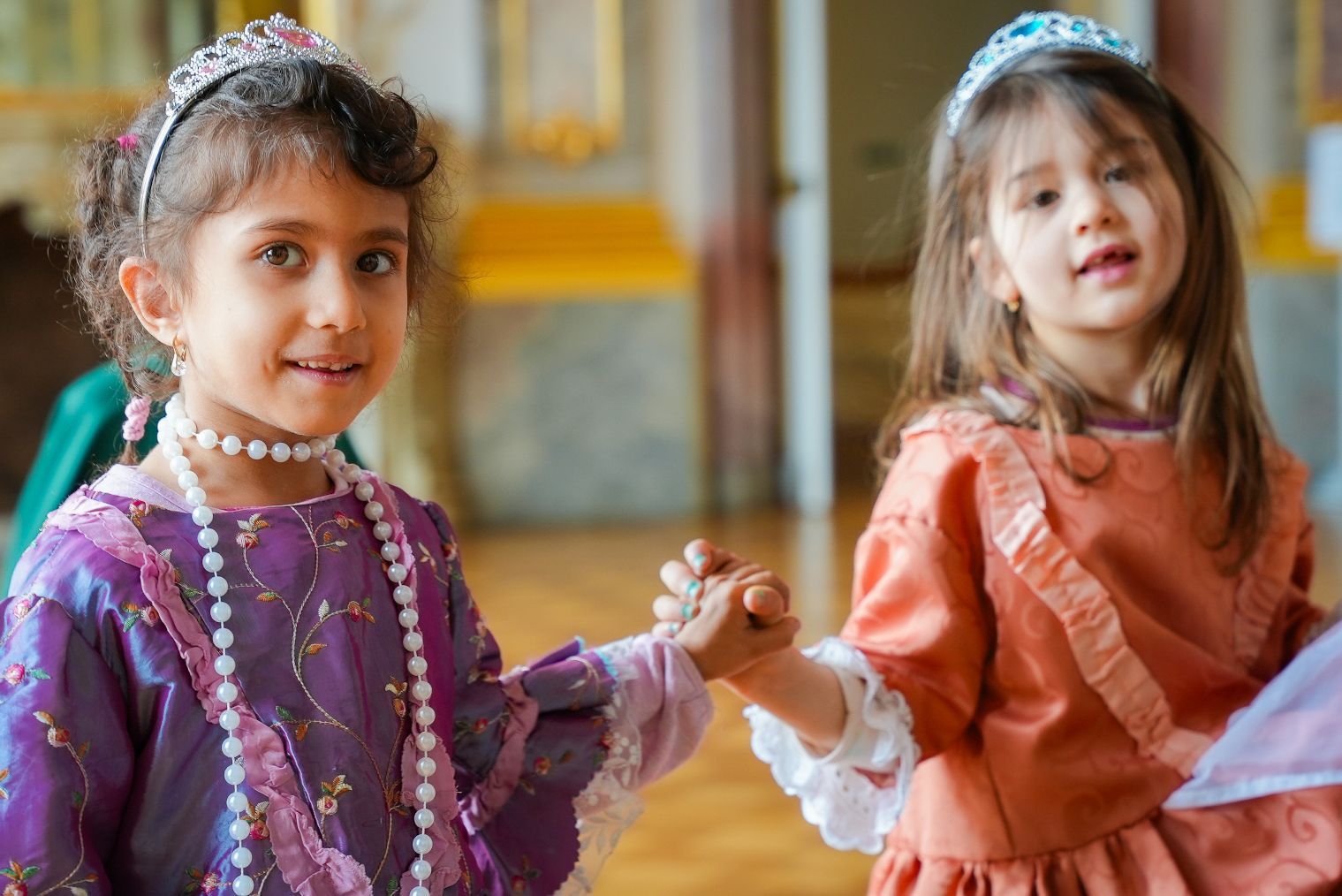 Schloss Bruchsal, innen, junge Besucherinnen als Prinzessinnen verkleidet