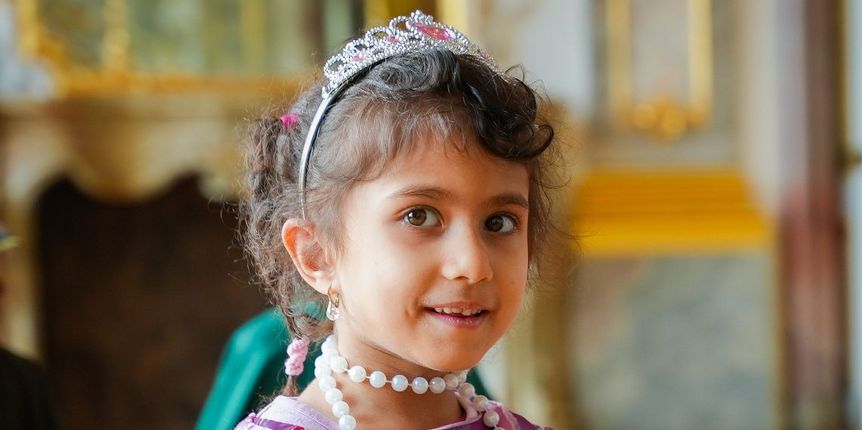 Schloss Bruchsal, innen, junge Besucherinnen als Prinzessinnen verkleidet