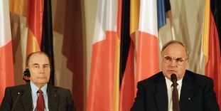 Helmut Kohl und François Mitterrand bei einer Pressekonferenz