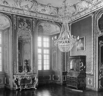 Nordwestecke des Roten Zimmers in Schloss Bruchsal, historische Fotografie vor der Zerstörung