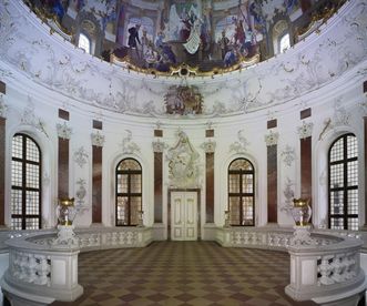 Salle de la Coupole du château de Bruchsal avec son entrée dans le salon de Marbre 