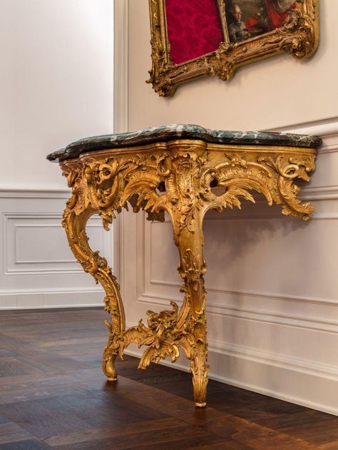 Château de Bruchsal, Table console dans la salle rouge