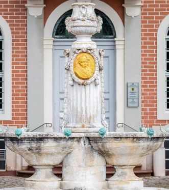 Schloss Bruchsal, Außen, Kanzleibau, Amalienbrunnen